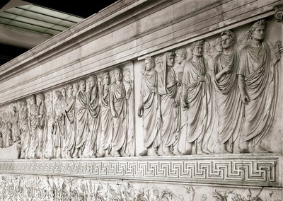 Imperial Cortege of Emperor Augustus - Låg nordlig marmorrelief av Ara Pacis Augustae, byggd av den romerske kejsaren Augustae mellan 13 och 9 f.Kr. på Champ de Mars (Marsfältet) i Rom för att fira freden efter imperiets krig agai av Roman