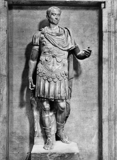 Julius Caesar (100-44 f.Kr.) (marmor) (s/v foto) av Roman