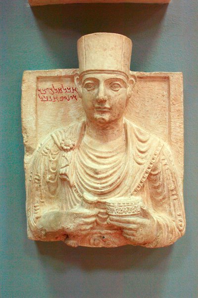 Manligt porträtt i relief (sten) av Roman