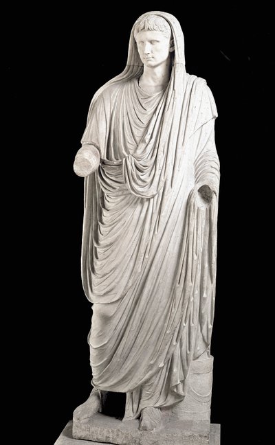Marmorskulptur av den romerske kejsaren Augustus (63 f.Kr.-14 e.Kr.) - Rom, Romerska nationalmuseet - Augustus (61 f.Kr.-14 e.Kr.) som Pontifex Maximus - Marmorskulptur, hittad i via Labicana, sent 1:a århundradet f.Kr. - National Roman M av Roman