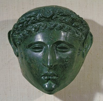 Mask från en paradhjälm, från Hirchova, Rumänien (brons) av Roman