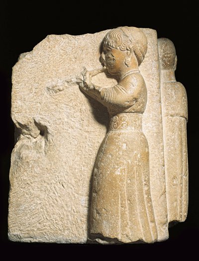 Osuna skulptur av en kvinna som spelar en aulos, Urso, Andalusien av Roman