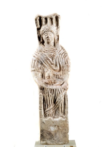 Representation av den gudomliga Cybele som sitter på en tron. Runt 300-talet f.Kr. Saint Germain, Museum of Antiquites av Roman