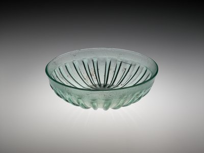 Ribbstickad glasskål, AD 100-200 (formblåst och skuret glas) av Roman