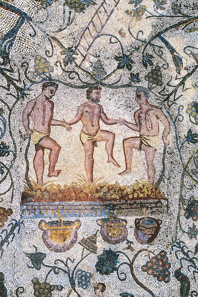 Romersk konst: Skördemosaik. Detalj som föreställer tre män som krossar druvorna för att få munnen. Amfiteaterns romerska hus. 3:e århundradet ap. JC. Merida Spanien - romersk konst: mosaik av druvskörden. Vinpressning. Detalj som föreställer tre män som k av Roman