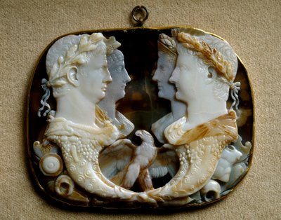 Romersk konst: Onyx camee (Gemma Claudia) dekorerar representationer av kejserliga par Claude (Tiberius Claudius Drusus) (10 f.Kr.-54 e.Kr.) och hans hustru Agrippin den unge (15-59 e.Kr.) (Agrippina minor) (vänster) och Caius Julius Caesar dit Germanicus  av Roman