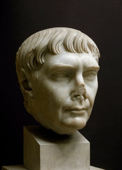 Romersk konst: "" marmorhuvud av kejsar Trajanus (Marcus Ulpius Traianus) (53-117 e.Kr.)"" museum i Ostia, Italien - Porträtt av kejsar Trajanus (Marcus Ulpius Traianus) (53-117 e.Kr.) - Romersk marmorskulptur, Kejsartiden, 2:a århundradet e.Kr. - Arkeolog av Roman