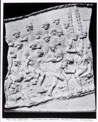Roman Soldiers Treating the Wounded, en avgjutning tagen från Trajanus kolumn, AD 113 (marmor) (s/v foto) av Roman