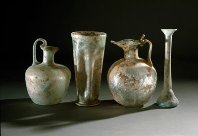 Romersk konst: kannor, kannor och glasvaser från Pompei. 1:a århundradets Museo Archeologico Nazionale, Neapel av Roman