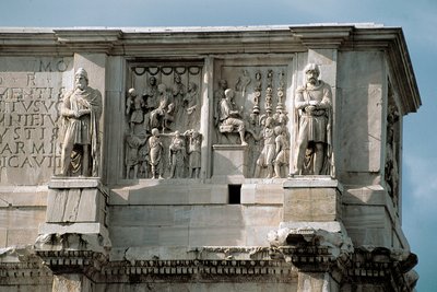 Romersk konst: låg marmorrelief som representerar fördelningen av subventioner till folket (vänster) och överlämnandet av en barbarledare (höger). 312-315 e.Kr. Konstantins båge, Rom av Roman