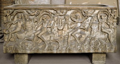 Romersk konst: sarkofagen dekorerar låga reliefer som representerar en samling menader, kentaurer som dansar och spelar musik. Slutet av 300-talet. Museo Nazionale Romano (o delle Terme), Rom av Roman