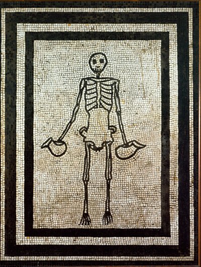 Romersk konst: skelett som håller två kannor. Mosaik från 1:a århundradet. Neapel, museo nazionale archeologico - romersk konst: skelett som håller två kannor. Mosaik från 1:a århundradet från Pompeji. Nationella arkeologiska museet, Neapel, Italien av Roman