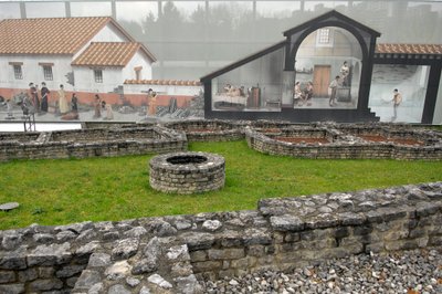 Romersk konst: utsikt över den arkeologiska platsen Augusta Raurica 15-10 f.Kr., Schweiz. av Roman