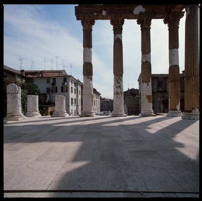 Romersk konst: utsikt över huvudstaden (capitolium), 73 A.D., Brescia Italien av Roman