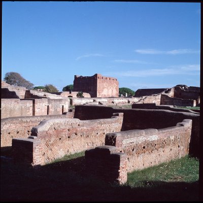 Romersk konst: utsikt över ruinerna av den arkeologiska platsen Ostia av Roman