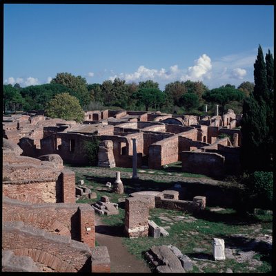 Romersk konst: utsikt över ruinerna av den arkeologiska platsen Ostia av Roman
