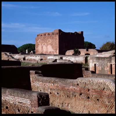 Romersk konst: utsikt över ruinerna av huvudstaden, den arkeologiska platsen i Ostia av Roman