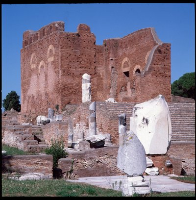 Romersk konst: utsikt över ruinerna av huvudstaden, den arkeologiska platsen i Ostia av Roman
