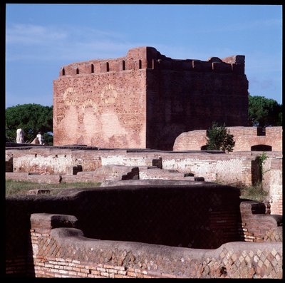 Romersk konst: utsikt över ruinerna av huvudstaden, den arkeologiska platsen i Ostia av Roman