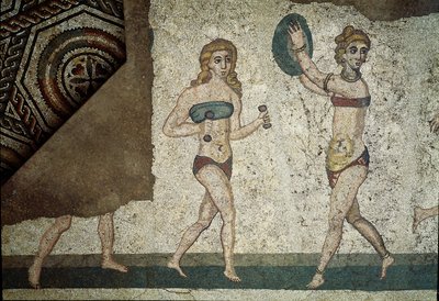 Romersk konst: unga romare ägnade sig åt fysiska övningar. De bär ett höfttyg runt njurarna och en strophium (behåns stamfat) på bröstet. Detalj av mosaik 315-350 e.Kr. Piazza Armerina, Villa Romana del Casale av Roman