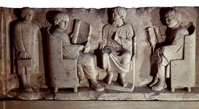 romersk civilisation. Relief föreställande skolscenen. Trier, tidigare känd på engelska som Treves är en stad i Tyskland på stranden av Mosel, erövrad av romarna under det senaste 1:a århundradet f.Kr. och omdöpt till Trevorum av Roman