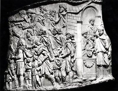 Offerscen, en rollbesättning tagen från Trajanus kolumn, AD 113 (gips) (s/v foto) av Roman