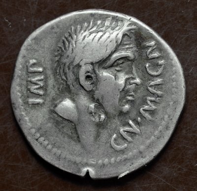 Silvermynt med bilden av Pompee den store (Gneo Pompeo den store eller Gnaeus Pompeius Magnus av Roman