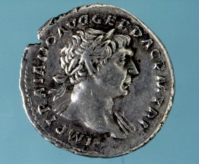 Silvermynt med en bild av den romanske kejsaren Trajanus (53 - 117). Samling av medagliere i Milano. av Roman