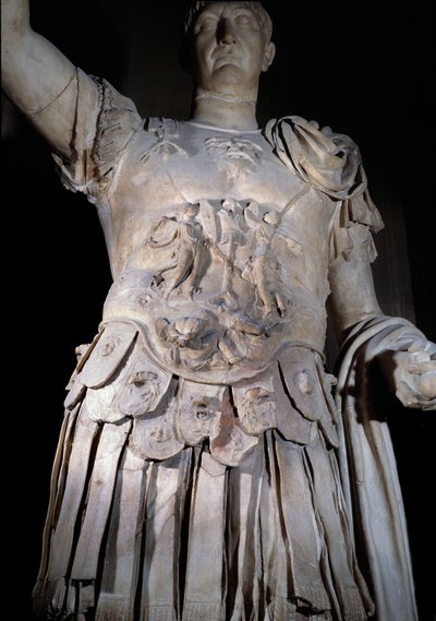 Staty av den romerske kejsaren Trajanus (Marcus Ulpius Traianus eller Traiano) (53-117 e.Kr.) stående, slagskepp. Detalj av rustningen som representerar kejsar Domitianus (Domiziano eller Domitianus) (51-96). Omkring 108 e.Kr. Sön 2 m Paris, Louvren av Roman
