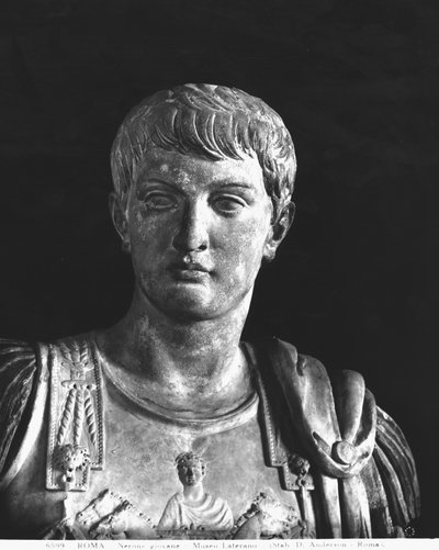 Staty av den unge Nero (37-68 e.Kr.) c.54 (marmor) (s/v foto) (detalj) av Roman