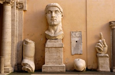 Gården till Konservativas palats (Palazzo dei conservatori) vid Musei Capitolini (Capitolium): fragment av den kolossala statyn av Konstantin från 313-324 e.Kr. (marmor) av Roman