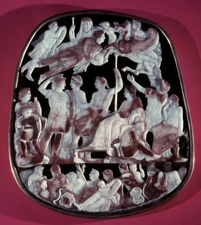 Den stora kaméen av det heliga kapellet eller kaméen av Augustus apoteos: 24 figurer är representerade, inklusive den romerske kejsaren Augustus (i mitten), Caesar Germanicus, Tibere, Nero, Caligula och Livie (Livia Drusilla Augusta, 58 f.Kr.). Överst av Roman