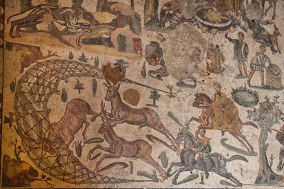 Tredje rummet i den privata lägenheten, golvmosaik, Villa Romana del Casale, Piazza Armerina, Sicilien, Italien (foto) av Roman