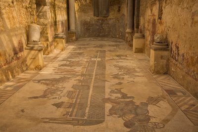 Två apsisrum, golvmosaik, Villa Romana del Casale, Piazza Armerina, Sicilien, Italien (foto) av Roman