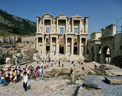 Utsikt över Celsus-biblioteket, byggt 117. Detalj av frisen av Roman