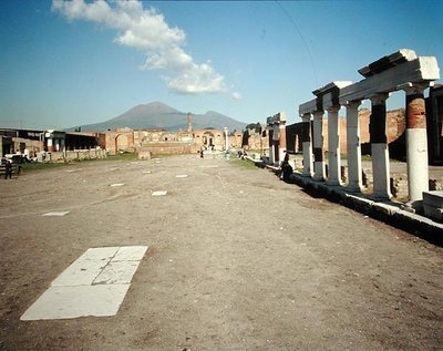 Utsikt över forumet med Vesuvius i bakgrunden av Roman
