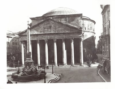 Utsikt över Pantheon och den egyptiska obelisken på Piazza della Rotunda av Roman