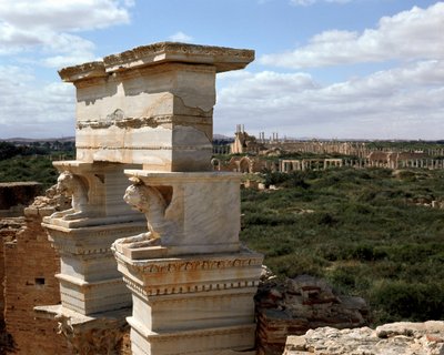 Utsikt över basilikans kolumner, 2:a århundradet e.Kr av Roman