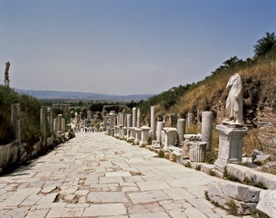 Utsikt över gatan i Curetes mot biblioteket i Celsus. av Roman