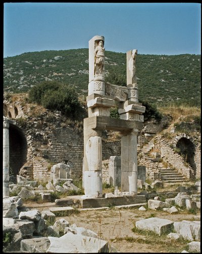 Utsikt över Domitianus tempel tillägnat kejsaren. av Roman