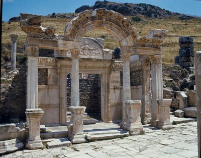 Utsikt över Hadrianus tempel på Curetes gata. av Roman