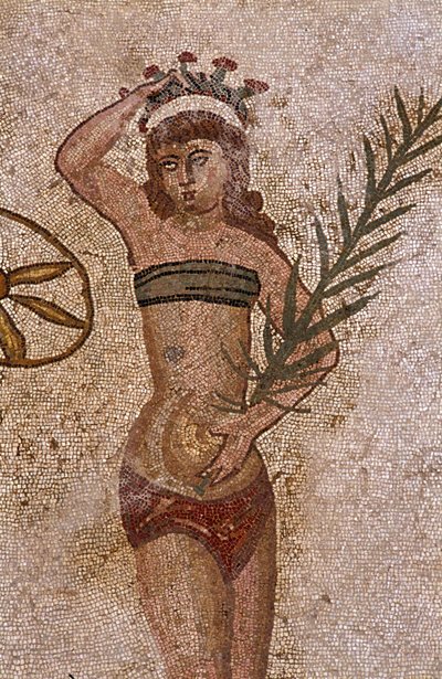 Unga romare ägnade sig åt fysiska övningar. De bär en ländväv runt njurarna och en strophium (anta av behån) på bröstet. En limpa runt njurarna. Palmgrenen de håller är en symbol för seger. Romersk mosaik från 3-400-talet av Vi av Roman