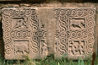 Arkitekturfragment med snidad dekoration, hög kejsartid (27 f.Kr. - 395 e.Kr.) (se detalj 267012) av Roman Imperial Period