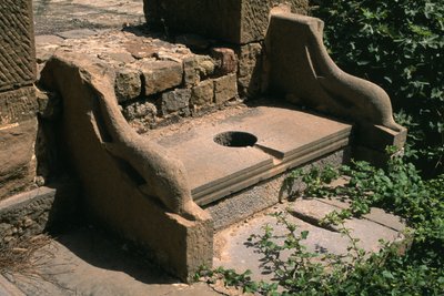 Dolphin armest offentlig toalett i forumet; hög kejsarperiod (27 f.Kr.-395 e.Kr.) av Roman Imperial Period
