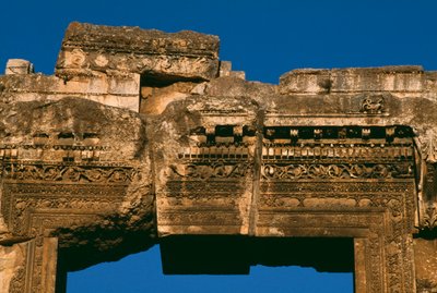 Bacchustemplet, detalj av dörrlisten, hög kejsartid 27 f.Kr. - 395 e.Kr. foto av Roman Imperial Period