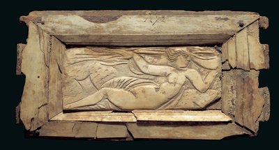 Inramad plakett med en kvinnofigur, från Egypten, sent 3:e till tidigt 400-tal e.Kr. (ben) av Roman Period Egyptian