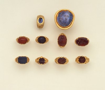 En romersk guld- och kalcedon intaglioring, en stor romersk blågrå kalcedon Medusa-huvudkamé och ett urval av ringar, två ringar i Seljuk-stil (kalcedon) av Roman Roman