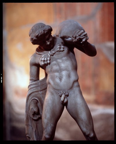 En satyr med ett vinskinn. skulptur i huset Casa dei Cervi, 500-talet f.Kr.-1:a århundradet av Roman Roman