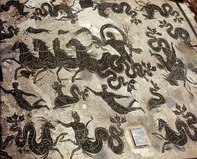 Forntida Ostia (Ostia). Mosaik av Neptunus termer på hans tank omgiven av delfiner och marina monster av Roman Roman