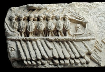 Bireme bär beväpnade soldater (låg relief) av Roman Roman